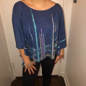 Wing sleeve blouse / tee shirt.